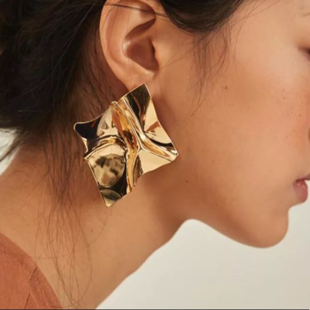 🌟 Gold Tone Big Earrings